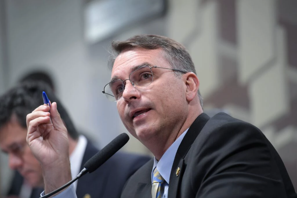 Flávio Bolsonaro confirma presença no Programa do Ratinho e diz buscar postura conciliadora