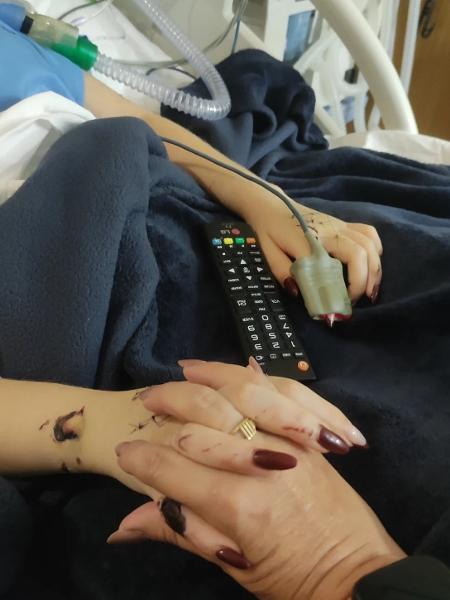 Jovem esfaqueada após recusar pedido de namoro passa a respirar sem ajuda de aparelhos